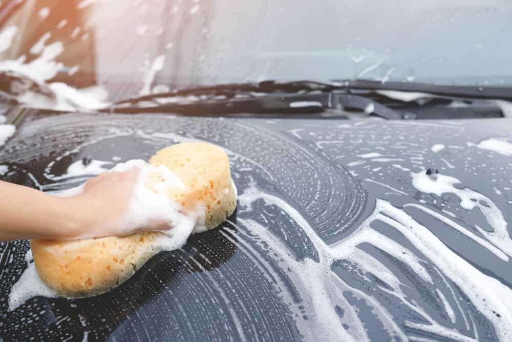 Why Microfiber Washing Mitts Outshine Sponges and Brushes in Car